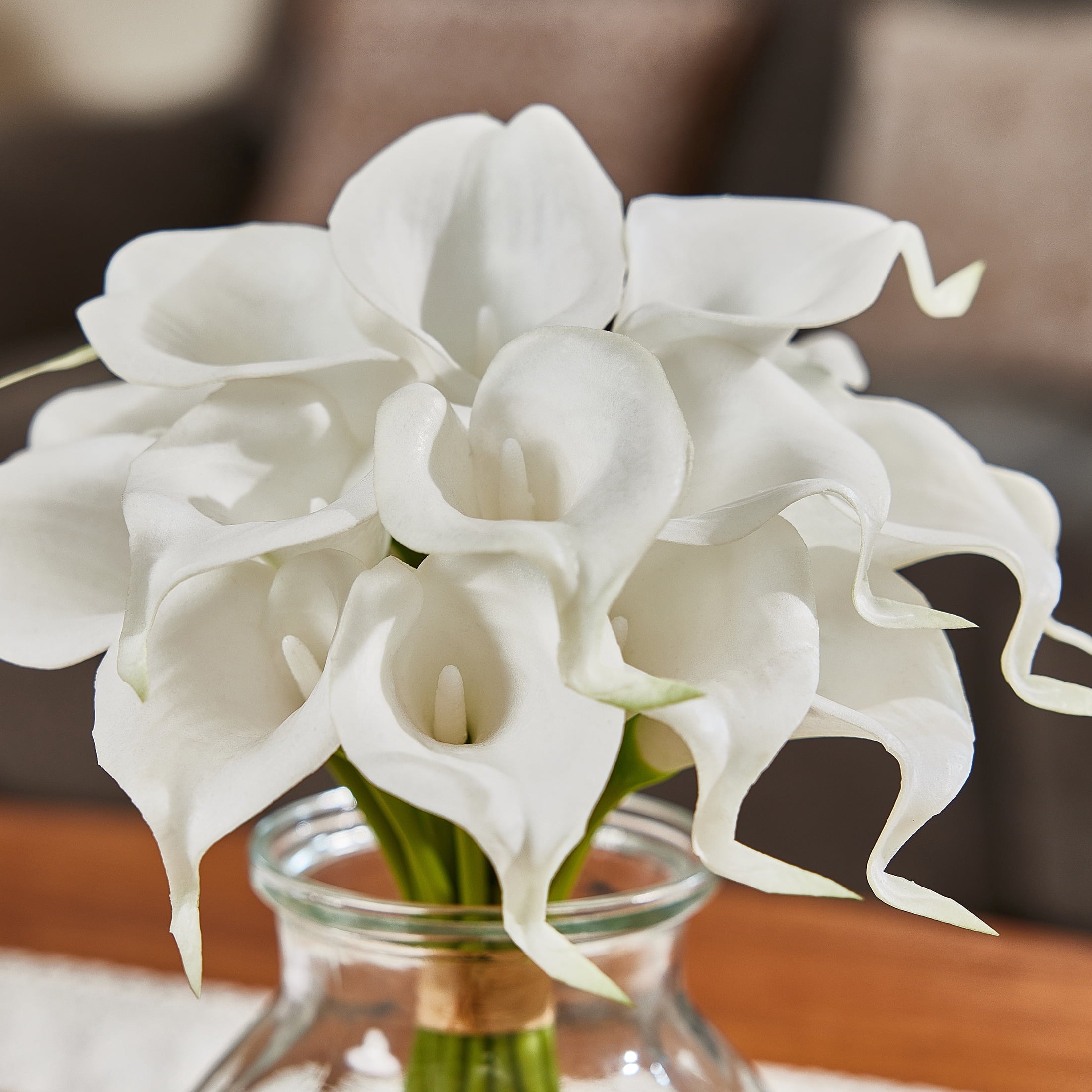 DR.Planzen 10.4in Artificial Calla Lily Flowers with Vase - 19-Bloom White Fake Flowers with Faux Water, Real Touch PU Floral Arrangement for Home Decor Wedding Office Table Centerpiece